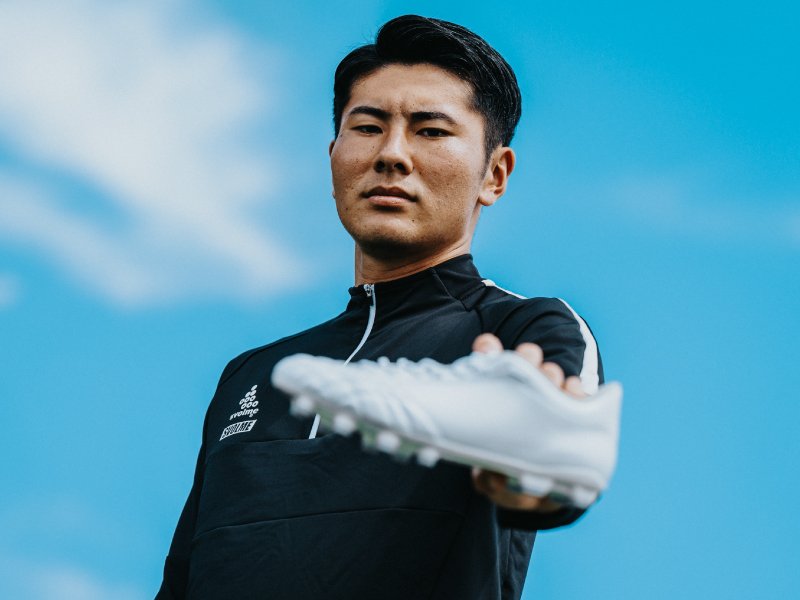 DELSALMA ZEROを着用した鈴木淳之介選手のプロダクトビジュアル